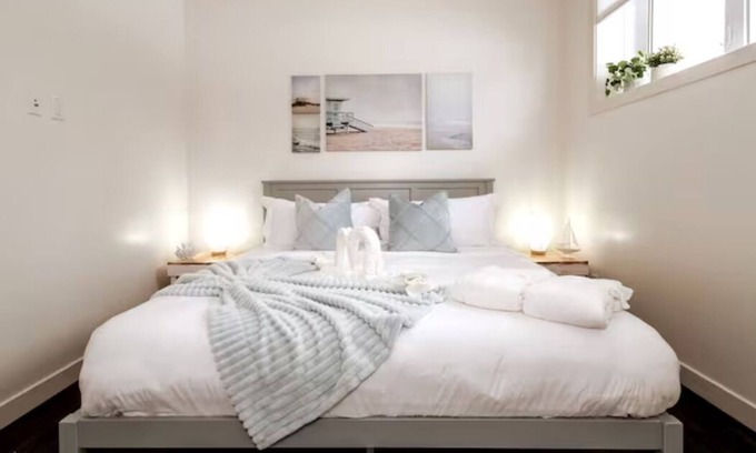 Jasper Place Casa | Beach Vibes - KING Bed - Fireplace - Garage - WiFi