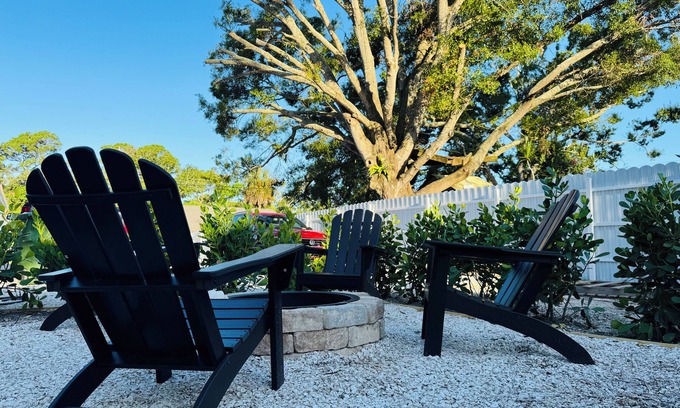 Bayou Oaks Apartamento | Beach Vibes + Office Ready Sarasota Gem Dining & Culture Nearby Fire Pit