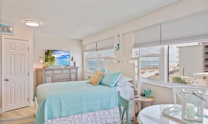 Daytona Beach Shores Apartamento | Beach Views by Day , Star Gazing by Night - Hawaiian Inn Beach Resort
