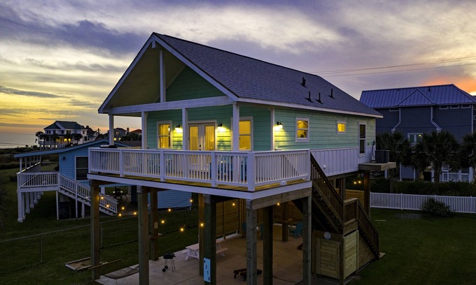 Galveston Casa | Beach Views/Walk to Beach/Entertainment/Cozy - The Salty Starfish