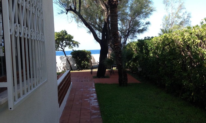 Cucco-Riviere Villa | Villa de playa frente a la isla de Cirella con jardín y parking privado.