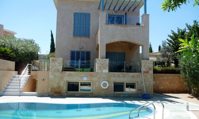 Latchi Villa | Villa en Latchi, Chipre en la playa de Yiannakis por los baños de Afrodita y el parque Akamas
