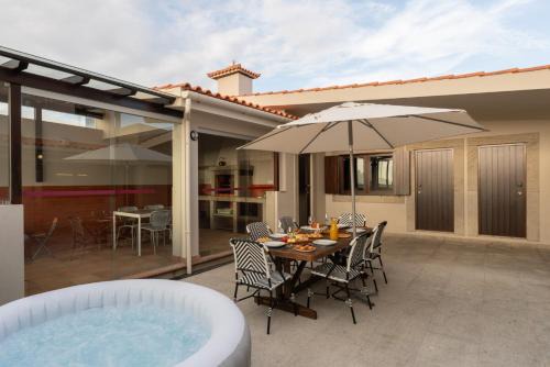 Vila Cha Casa | Beach Villa with Jacuzzi & Garage by HostWise