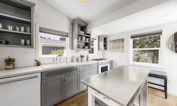 Huntington Beach Casa | Beach Walk Bungalow - Downtown HB - Walk Everywhere 1/2 mi. to Sand-Pier-Main St