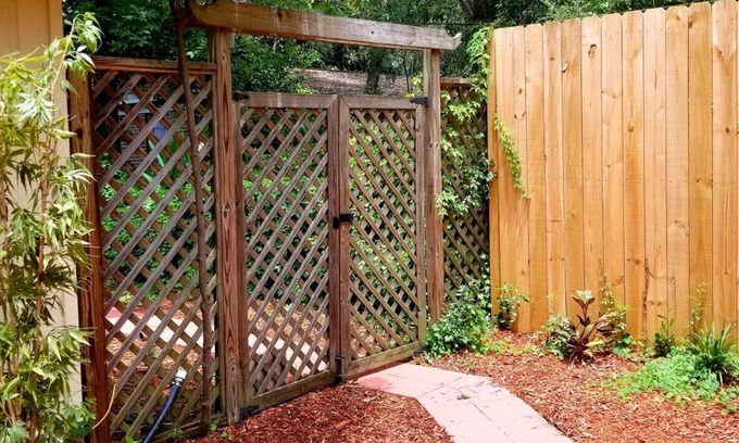 Fort Walton Beach Apartamento | Beach Zen studio-3 miles to beach-private entrance & courtyard-pets allowed