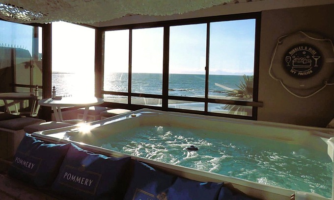 Gordons Bay Central Apartamento | 'Beach2Anchor' -Central Beachfront 5 bedroom Condo with Jacuzzi