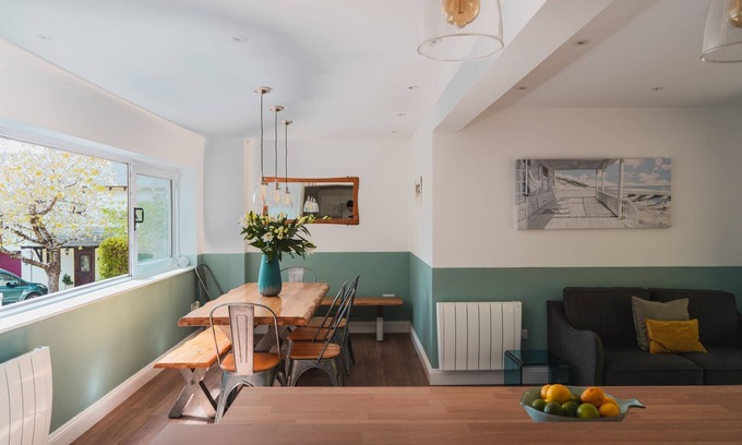 Croyde Cabaña | BeachBreak, Sleeps 9, Pets, Hot Tub