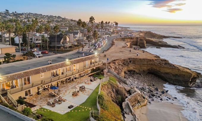 Sunset Cliffs Casa | Beachcliff 2 by AvantStay | Minutes to Ocean Beach