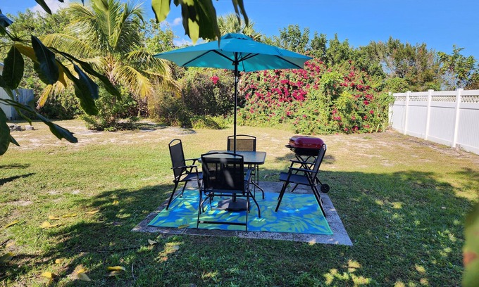 Hobe Sound Villa | Beachcomber Villa - Your Relaxing Beach Town Getaway - Newly Remodeled, King Bed