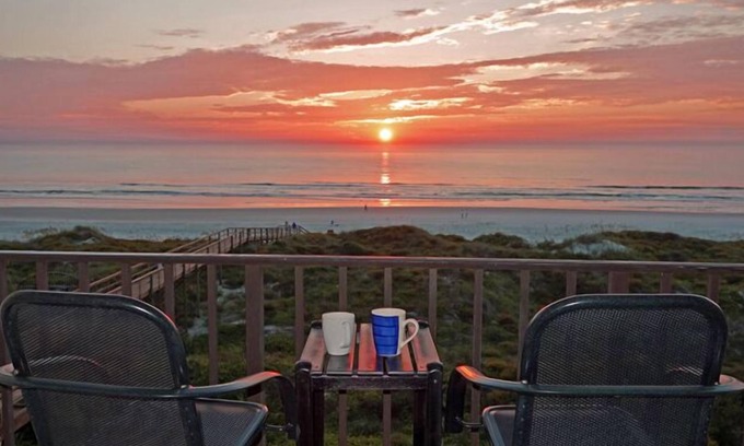 Crescent Beach Condominio | Beachers 'Lodge # 402 condominio de un dormitorio en el ��ltimo piso con una impresionante vista frente al mar