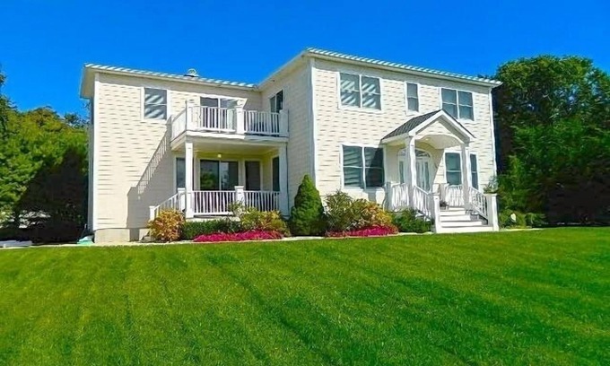 Hampton Bays Casa | Preciosa, privada, vista al agua Nuevo hogar! Nueva piscina y jacuzzi - Bay 1 Street de distancia!