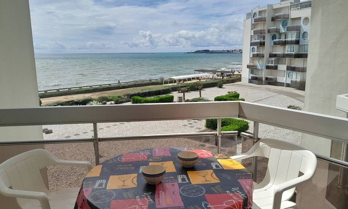 Saint-Gilles-Croix-de-Vie Apartamento | Beachfront Apartment with Stunning Views & Private Parking