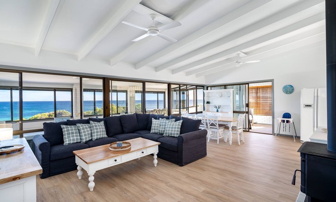 Peppermint Grove Beach Casa | Beachfront Penthouse by Peppy Beach Retreats® (6 Adults)