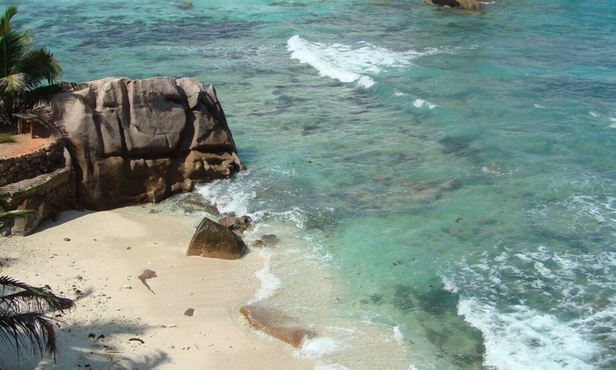 Praslin Island Villa | Villa criolla con techo de paja frente al mar increíbles vistas al mar