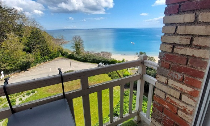 Etables-sur-Mer Apartamento | Beachfront apartment with full sea view