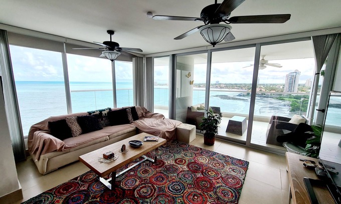 Nueva Gorgona Apartamento | Totalmente enfrente de la playa! PH Bahia, 3 recamaras, 3.5 banos
