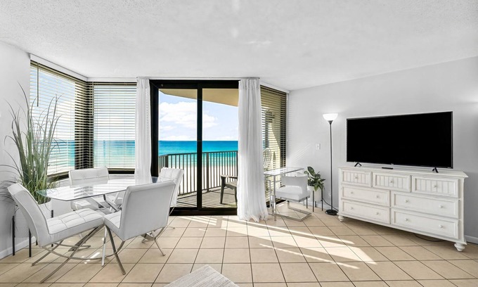Panama City Beach Complejo | Beachfront 1BR Condo, Pools, Gym and Stunning Views!
