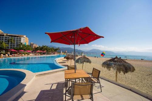 Zona hotelera Casa | Beachfront 1BR | 5 Pools + Gym + Balcony Views