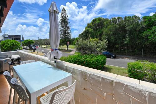 Marcoola Apartamento | Beachfront 1BR and Loft Bliss Surf Cafe Escape