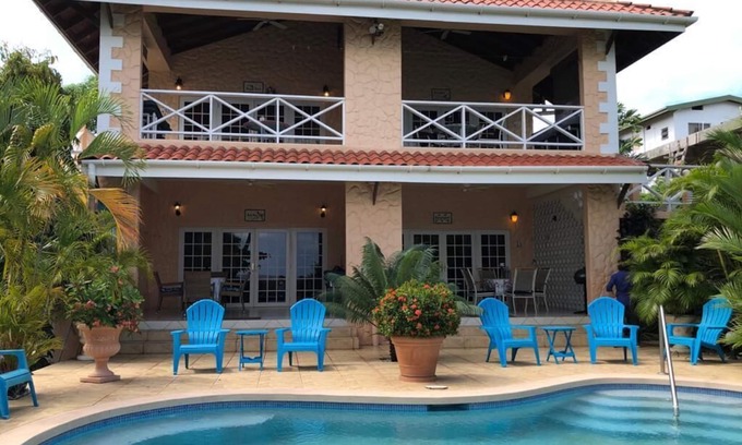Black Rock Apartamento | Beachfront 2 Bedroom FamilyStyle Apartment on Courland Bay with Salt Water Pool