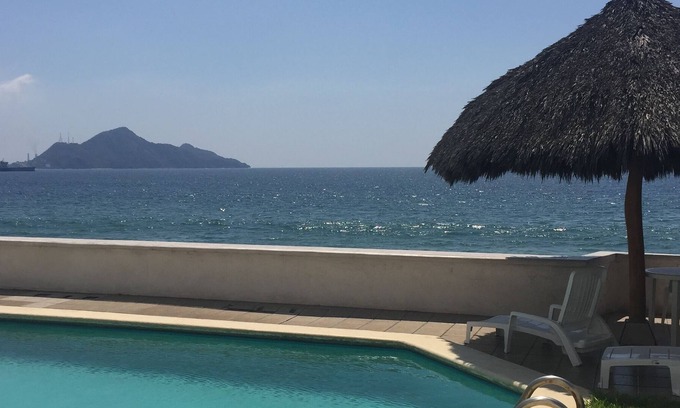 Manzanillo Condominio | Condominio frente a la playa de 2 dormitorios / 2 baños con piscina