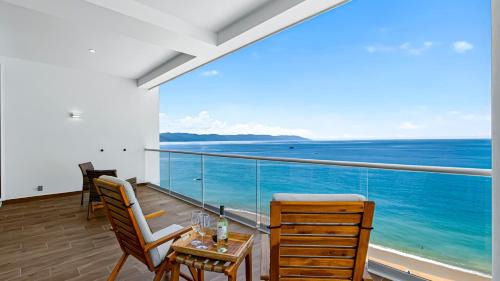 Las Glorias Apartamento | Beachfront 2BR Condo - Resort Pools & Scenic Balcony Views