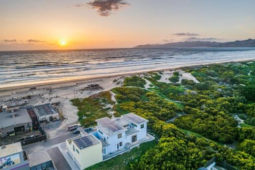 Oceano Casa | Beachfront 2BR w Deck Views Direct Sand Access Strand Way A