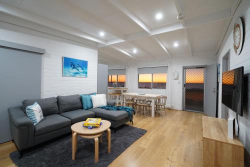 Quinns Rocks Casa | Beachfront 3BR Home with Stunning Ocean Views