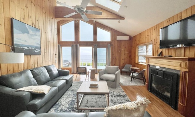 Bernard Casa | Beachfront 4 BR Spacious House! [Coastal Haven]