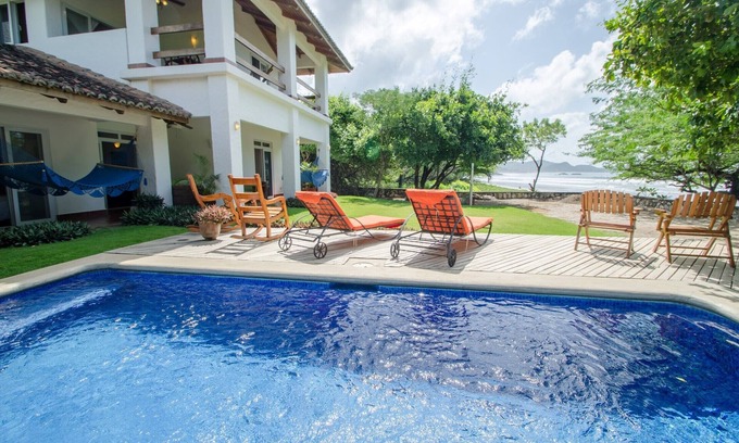 Playa Colorado Villa | Frente a la playa 4BR / 4. ¡5BA con piscina justo en el surf de Colorado!