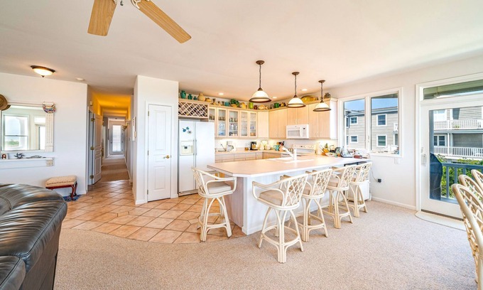 Gold Coast Casa | Beachfront 4BR 4BATH Condo with Panoramic Ocean View Deck