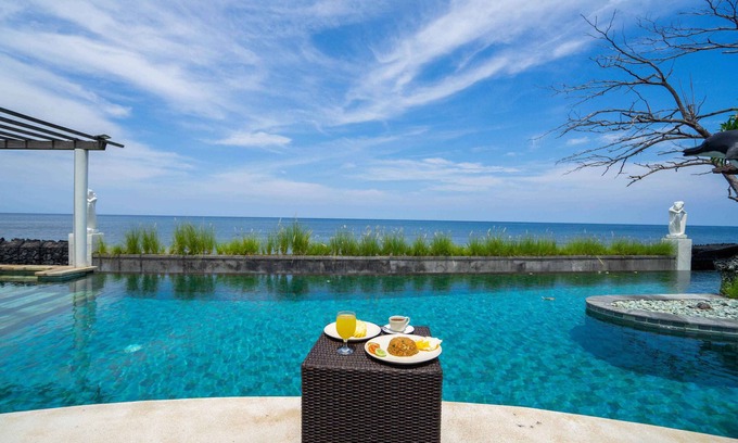 Tukad Mungga Villa | Villa Familiar de 4 Habitaciones Frente a la Playa en Lovina, Bali