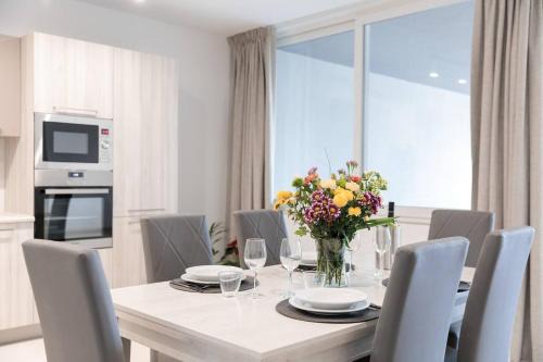 Għadira Apartamento | Beachfront 9ten11 Maisonette W Terrace By Homely