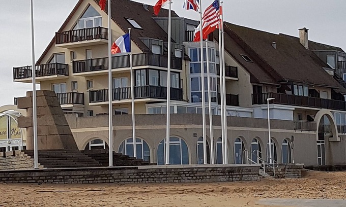 Bernieres-sur-Mer Apartamento | Apartamento en primera línea de playa con amplio balcón orientado al sur