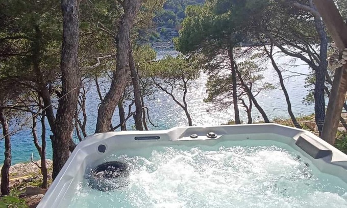 Zirje Apartamento | Beachfront Apar.in a Pine Forest With Covered Terrace of 50 m2 and Large Jacuzzi