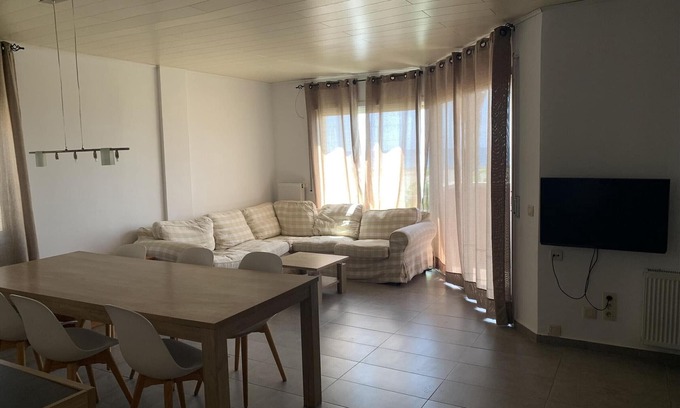 Torredembarra Apartamento | Apartamento frente al mar con terraza, piscina, aire acondicionado y parking en Torredembarra