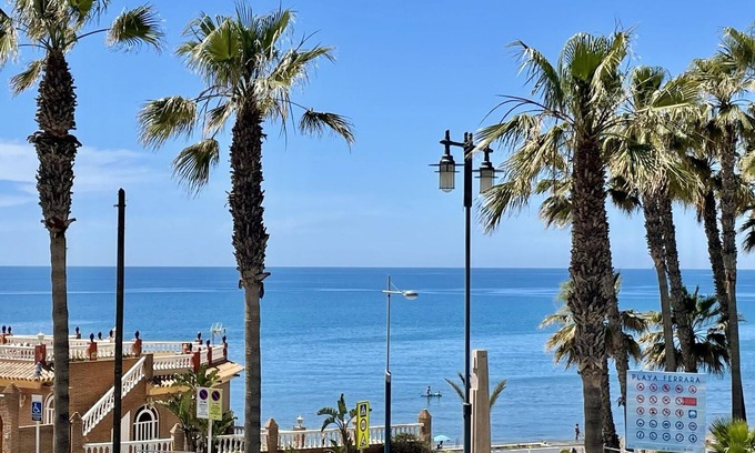 Torrox Costa Apartamento | Apartamento en primera línea de playa con aire acondicionado y Wi-Fi en Torrox-Costa