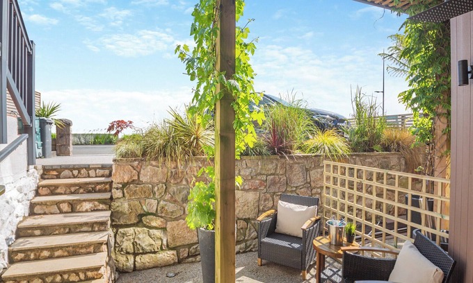 Colwyn Bay Cabaña | Beachfront Apartment