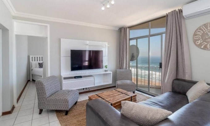 Amanzimtoti Apartamento | Beachfront apartment with amazing sea views and direct beach access.