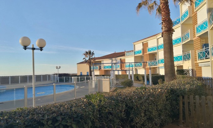 Frontignan Apartamento | Beachfront apartment with pool, air conditioning and wifi
