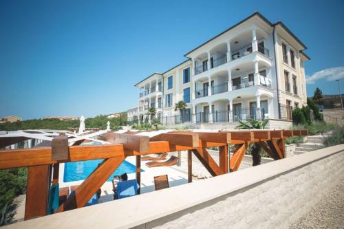 Povile Apartamento | Beachfront apartment with pool, panoramic sea view - by Traveler tourist agency Krk - ID 2390