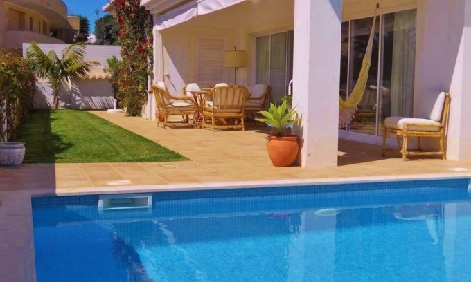 Meia Praia Apartamento | Apartamento frente al mar con piscina privada, barbacoa y vistas al mar