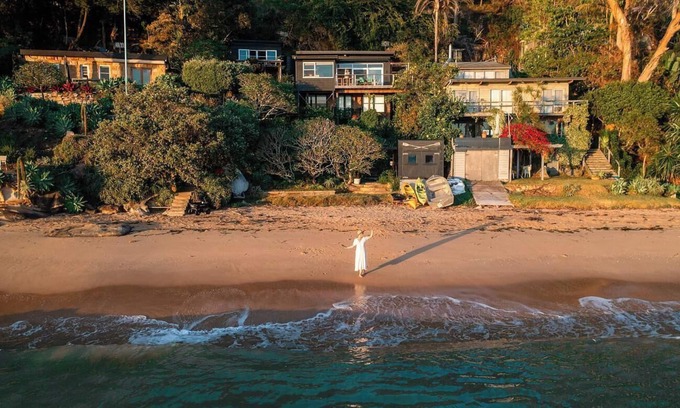 Great Mackerel Beach Casa | Beachfront Bliss - Mackerel Beach, right on the sand with spectacular views