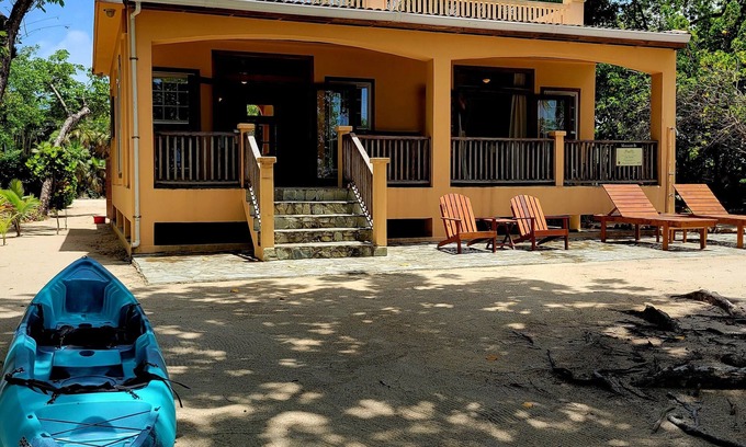 Río Sittee Casa | Beachfront Beachside Breeze Beach House, 2 Bed & 2 Bath, 360 View Roof Deck