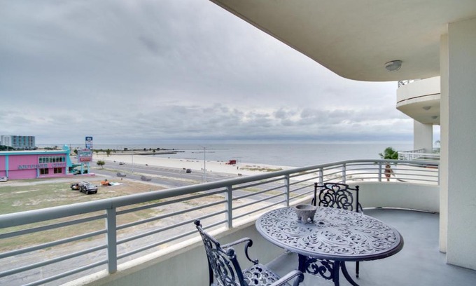 Biloxi Apartamento | Beachfront Biloxi Condo Balcony and Community Perks