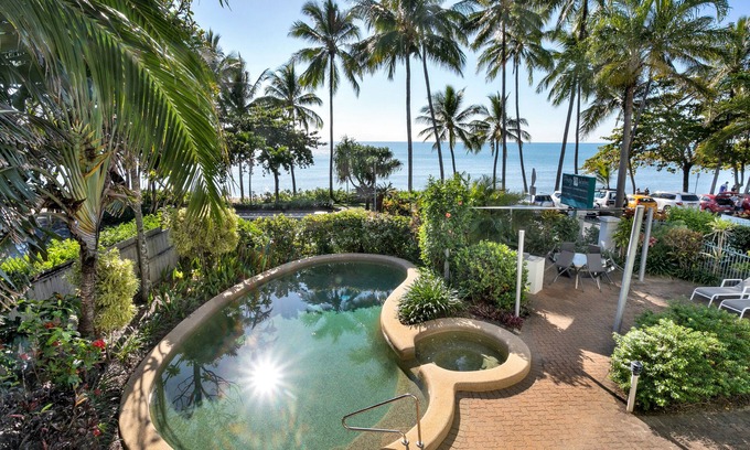 Trinity Beach Apartamento | Beachfront Bliss 3-bedroom Apartment with Sea View 4