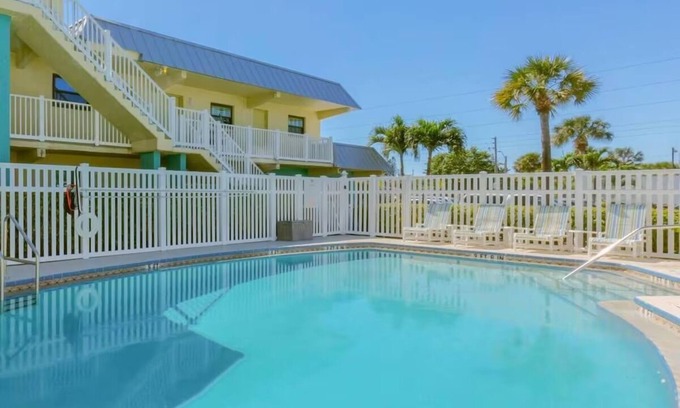 Indialantic Complejo | Beachfront Bliss: Room with Direct Beach Access