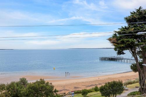 Cowes Casa | Beachfront Bliss - shared indoor pool & spa
