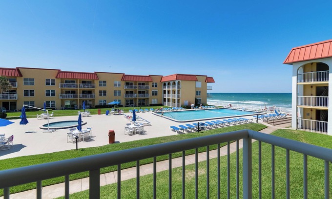Point East Condominio | BEACHFRONT CONDO 2/2 Beautiful views on the no Drive Beach