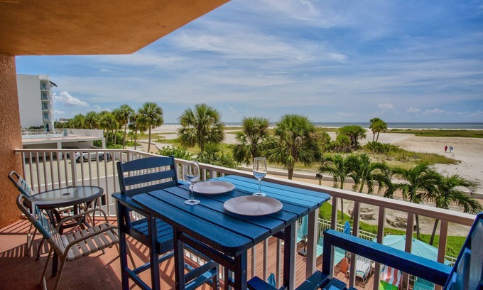 Treasure Island Condominio | Beachfront Condo. Heated Pool. Activities, Fun, End Unit, Parking, & Great Location!